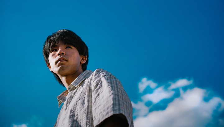 【HILLS LIFE DAILY】現在を見つめると、戦争の記憶がつらなる：『はくしむるち』著者・豊永浩平に訊く