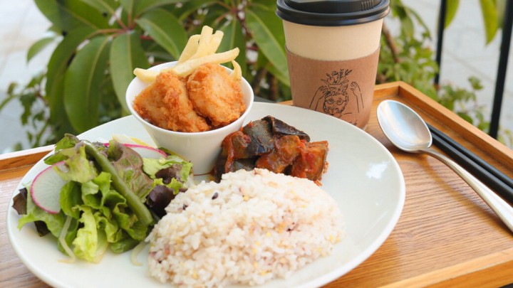 虎ノ門ヒルズ「OVAL CAFE」
①ランチメニューをご利用の方にランチドリンクセットサービス
②10％OFF！（15:00までのランチタイム、コース、イベント期間中は除く）