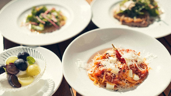 麻布台ヒルズ「バルコニー バイ シックス」
①ランチ・カフェでお食事をご利用の方は15％OFF！
②モーニング・ディナーでお食事をご利用の方は20％OFF！（いずれもテイクアウトは除く）