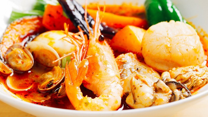 麻布台ヒルズ「ザ イエローカンパニー トウキョウ」
平日限定で店内にてお食事をご利用の方はスープカレーが100円OFF！