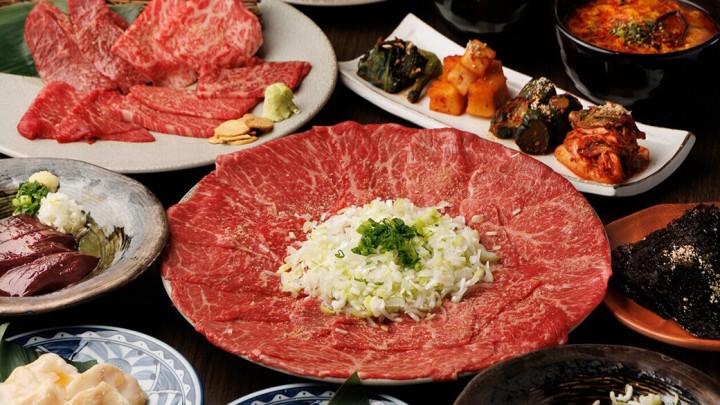 愛宕グリーンヒルズ「焼肉ホルモン襷　愛宕店」
ディナータイムに3,000円以上ご利用の方にワンドリンクサービス（生ビールorハイボールorサワーorソフトドリンク！）（テイクアウトは除く）