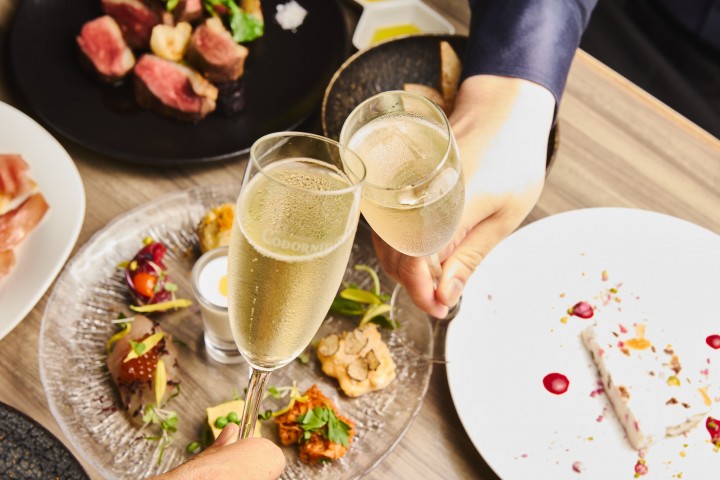 六本木ヒルズ「Adesso（アデッソ）」
120分飲み放題コースをご用意＆次回のご予約で使えるディナーチケットをプレゼント！