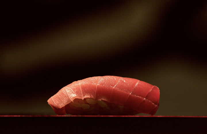 麻布台ヒルズ「鮨 麻布」
ワーカーの皆様限定で通常9,800円（税込）の「かるくおまかせ」を、特別価格8,800円（税込）にてご提供！